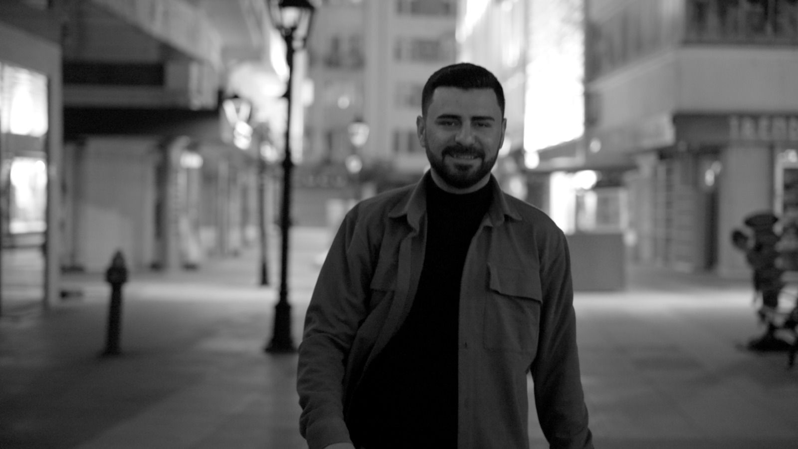 Sanatçı Sabri Örge sahnede performans sergilerken